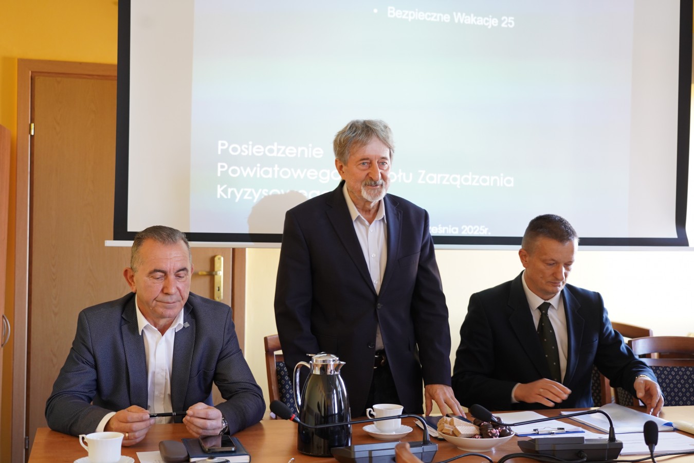 Posiedzenie Powiatowego Zespołu Zarządzania Kryzysowego, poświęcone podsumowaniu akcji „Bezpieczne Wakacje 2025”