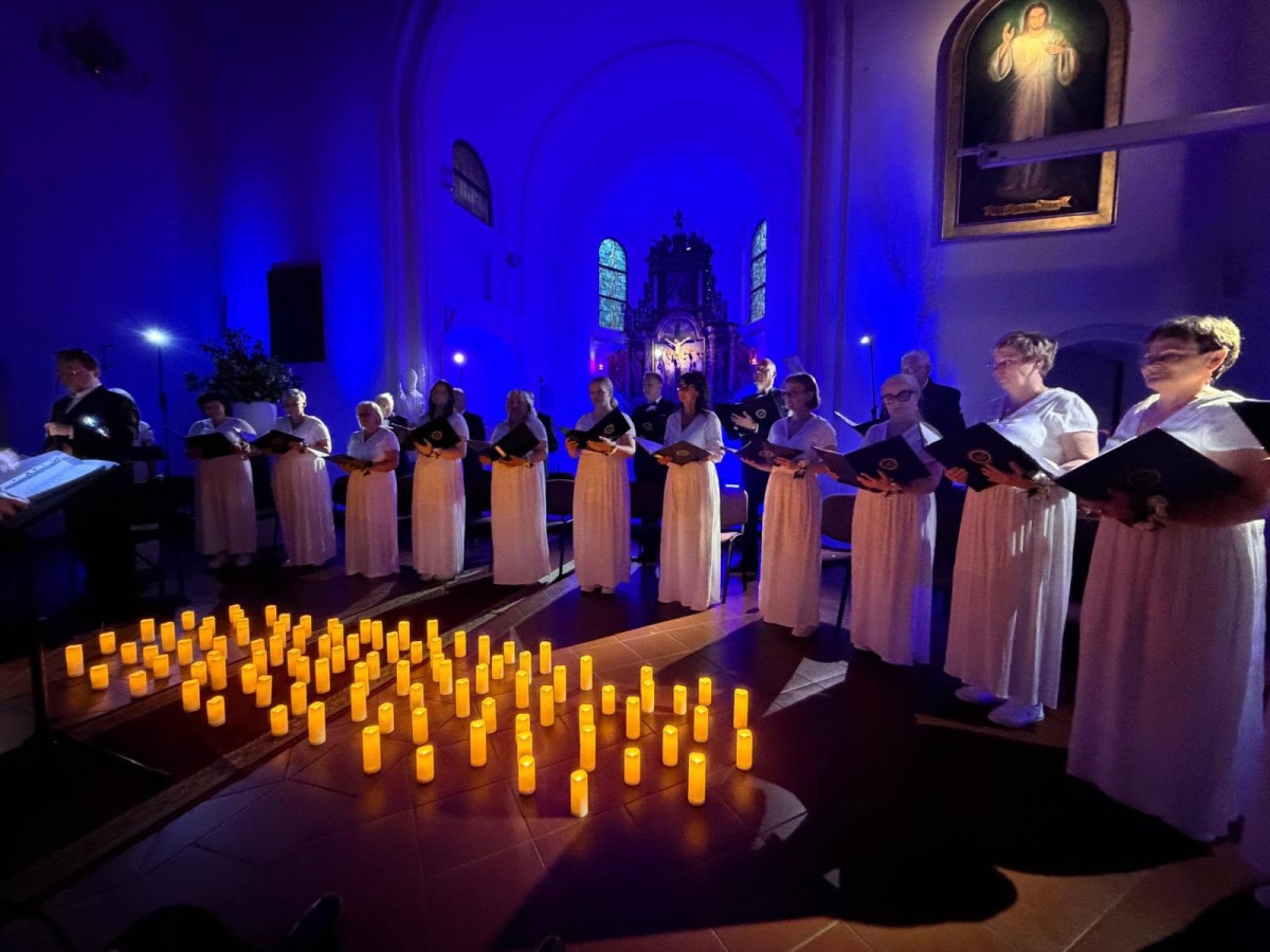 Czerwcowa Noc z Amber Singers w Trzęsaczu