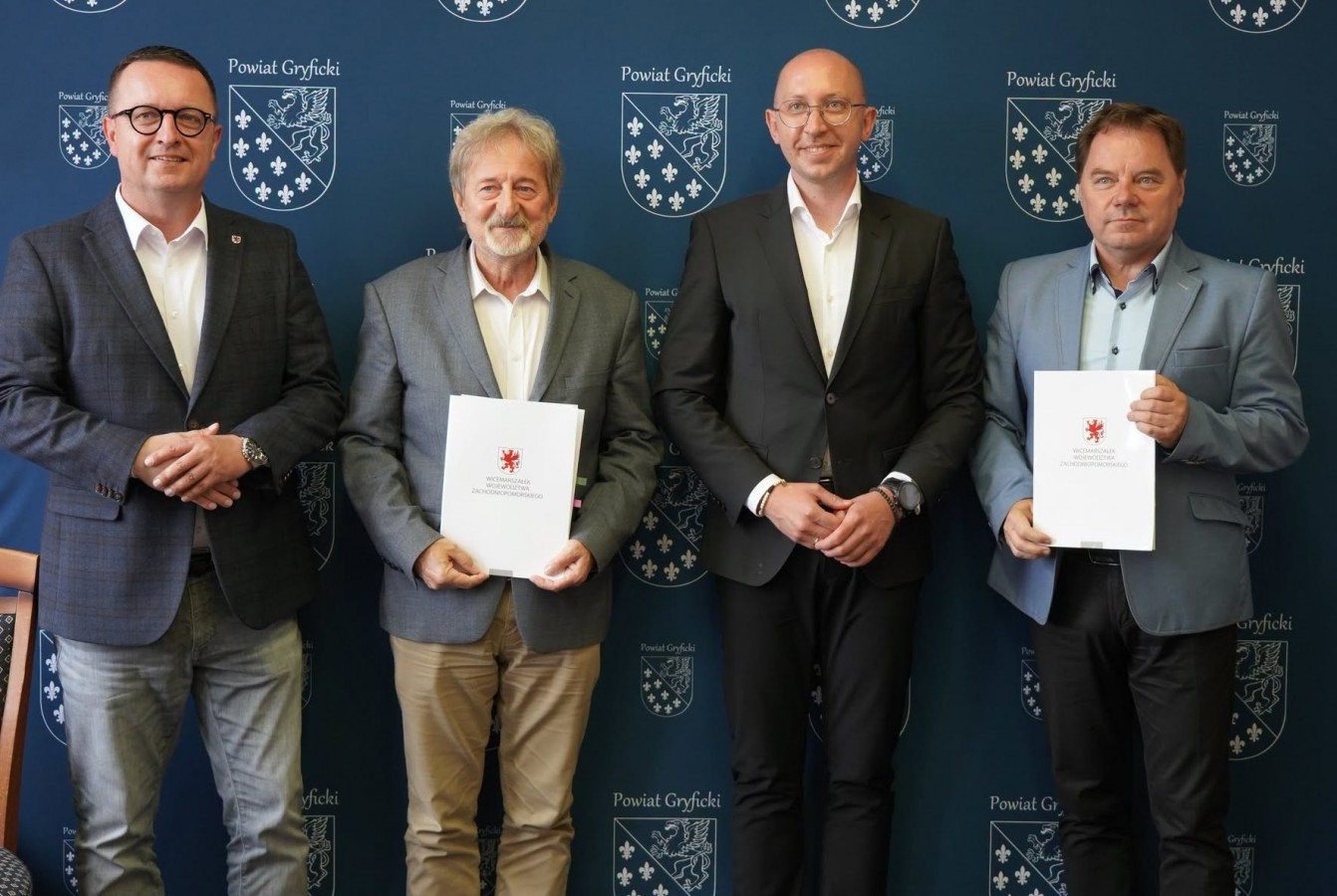 Podpisano umowy na dofinansowanie dwóch inwestycji drogowych w Powiecie Gryfickim